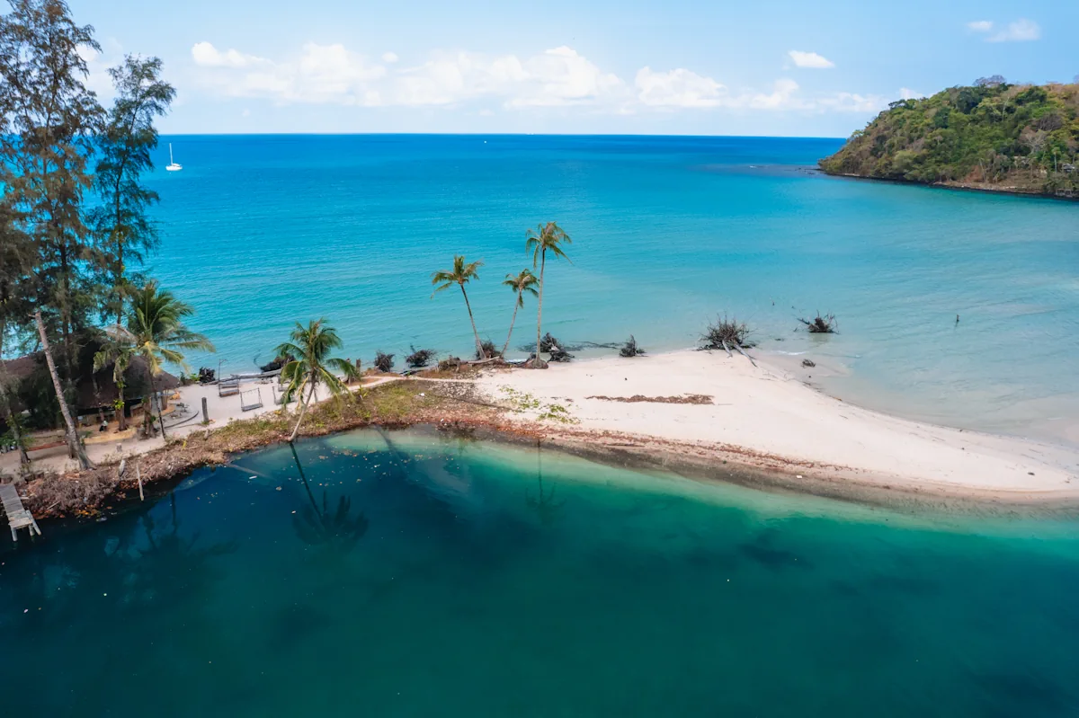Anse Dufour en Martinique, plage de sable blanc bordée de végétation tropicale