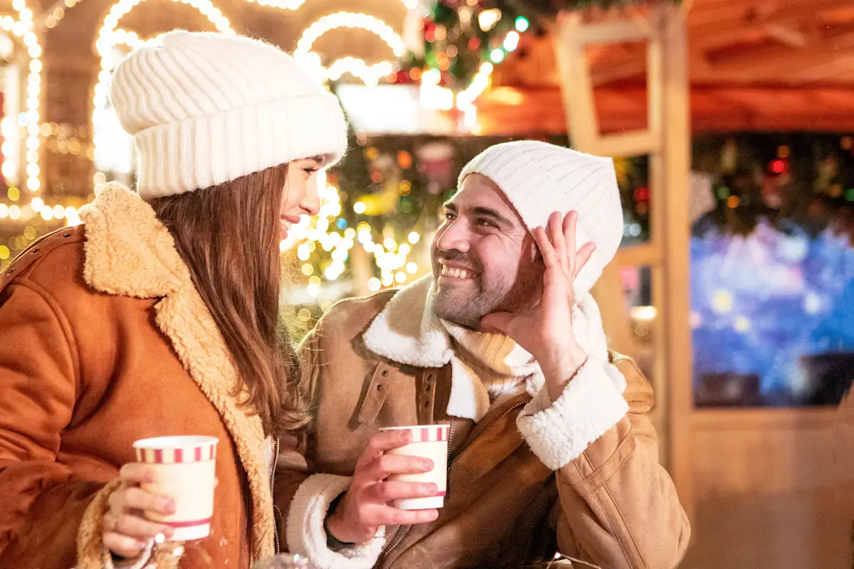 Un couple qui boit un chocolat chaud à  Times Square pendant les fêtes de Noël