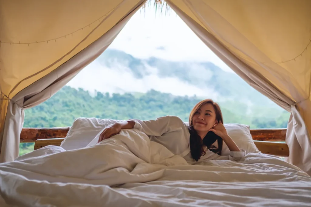 Une femme sur un lit dans une yourte kirghizistan