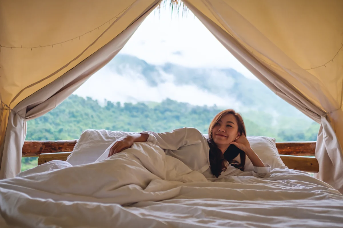 Une femme sur un lit dans une yourte kirghizistan