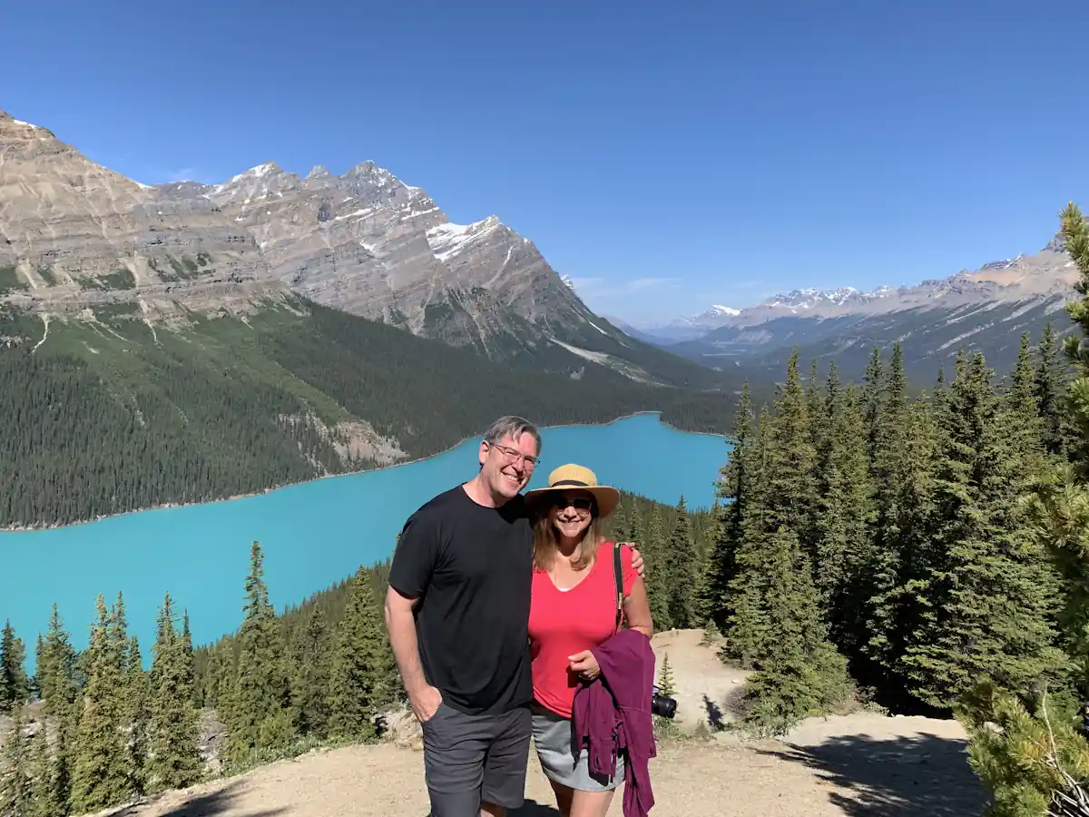 Un couple qui se prend en photo devant le lac peyto au canada