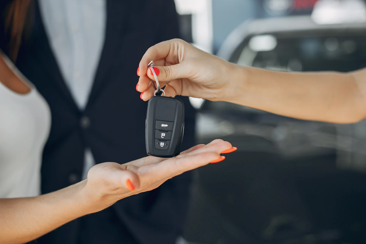 Une personne qui prend les clés d'une voiture de location à La Réunion