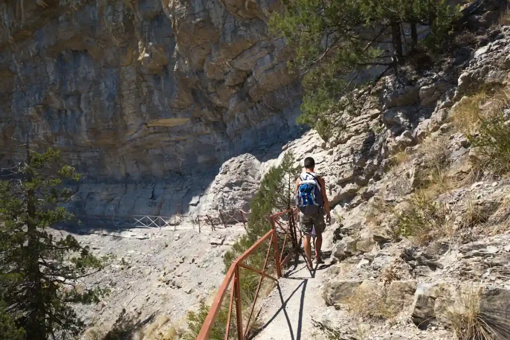 Un homme qui fait une randonnée dans les gorges de galamus
