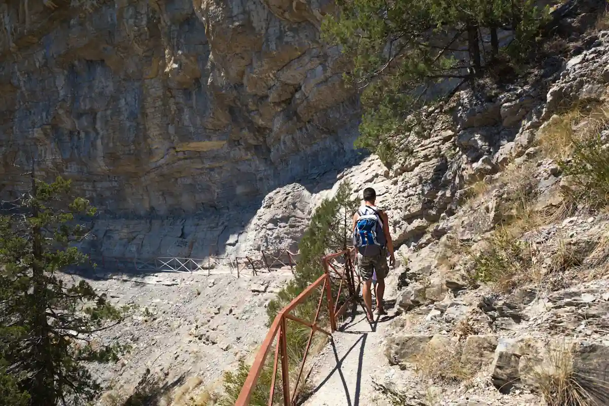 Un homme qui fait une randonnée dans les gorges de galamus