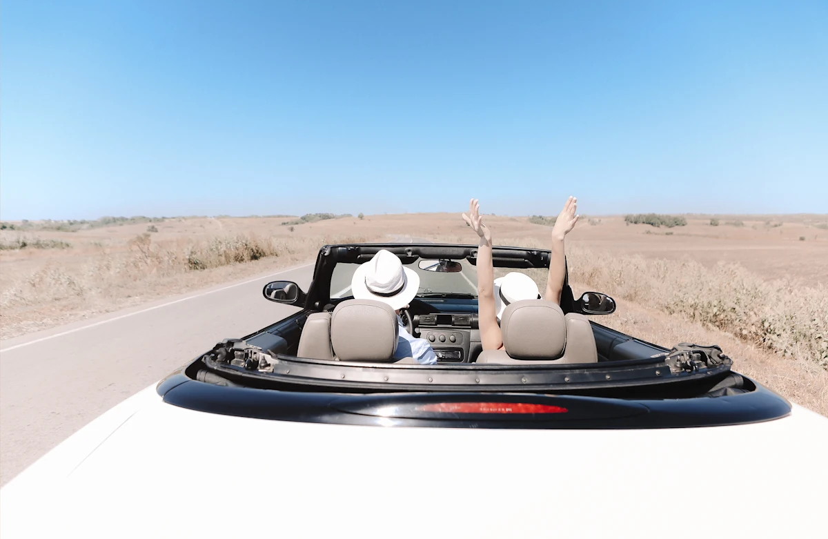 Deux personnes qui roulent en voiture en Egypte