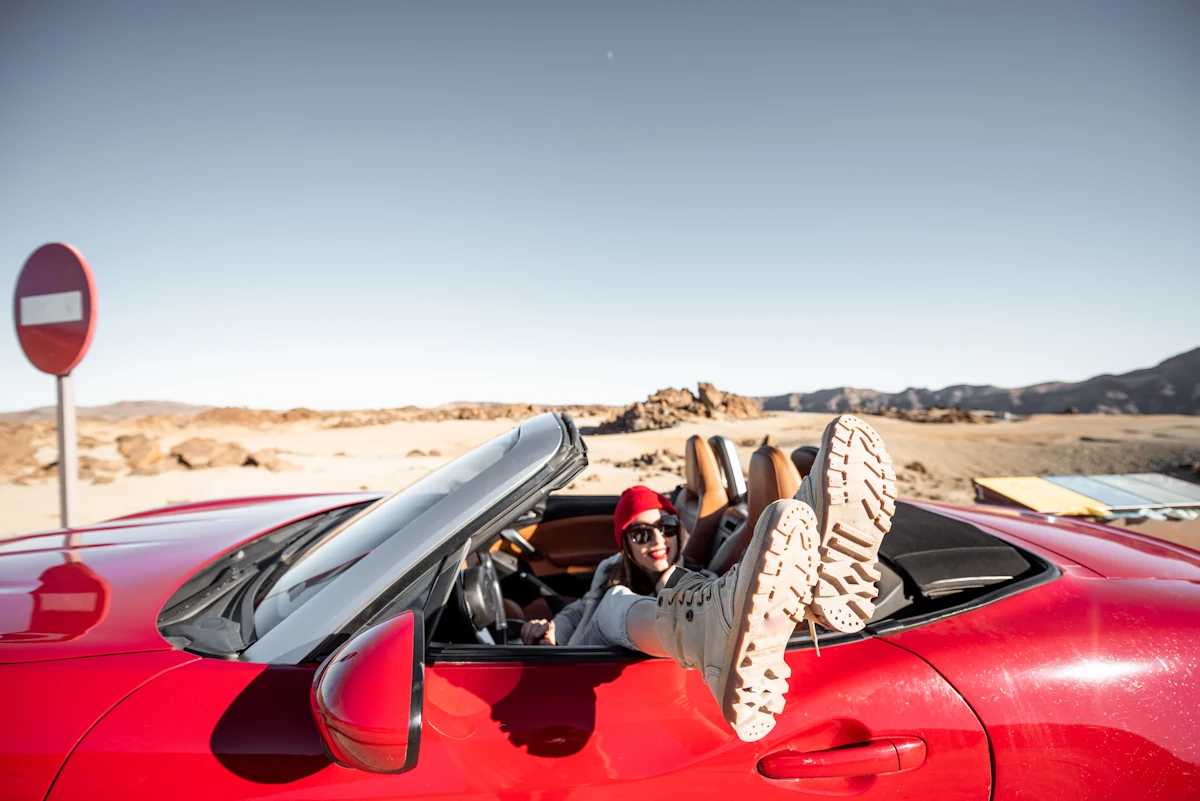 Une femme dans une voiture pendant un road trip en Egypte