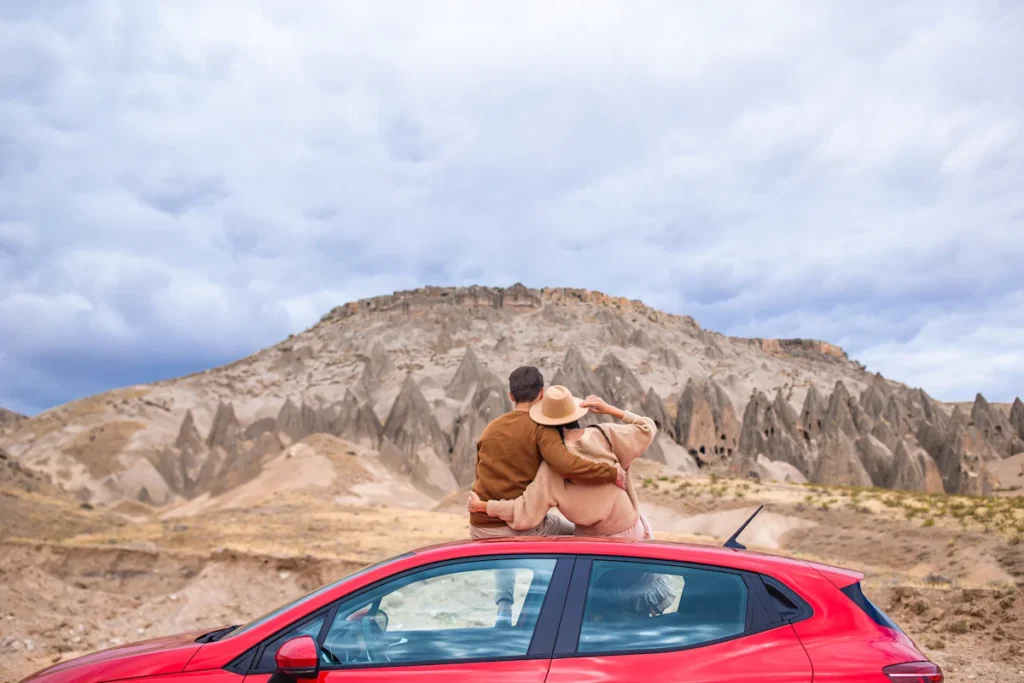 Un couple sur le toit de la voiture