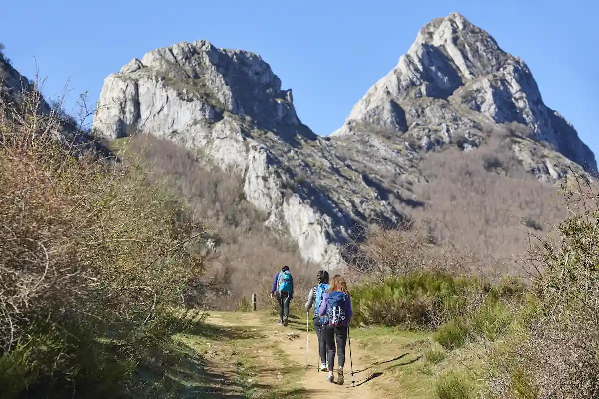 Un homme qui faut le sentier du Pech de Bugarach