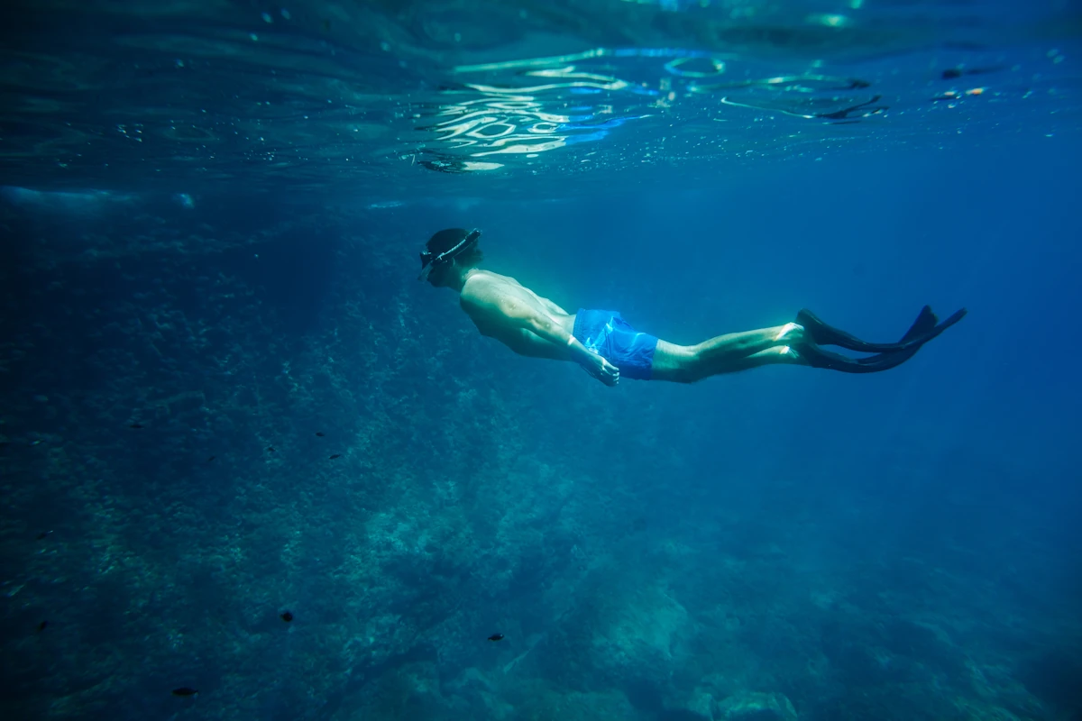 Un homme en plein snorkeling à La Réunion