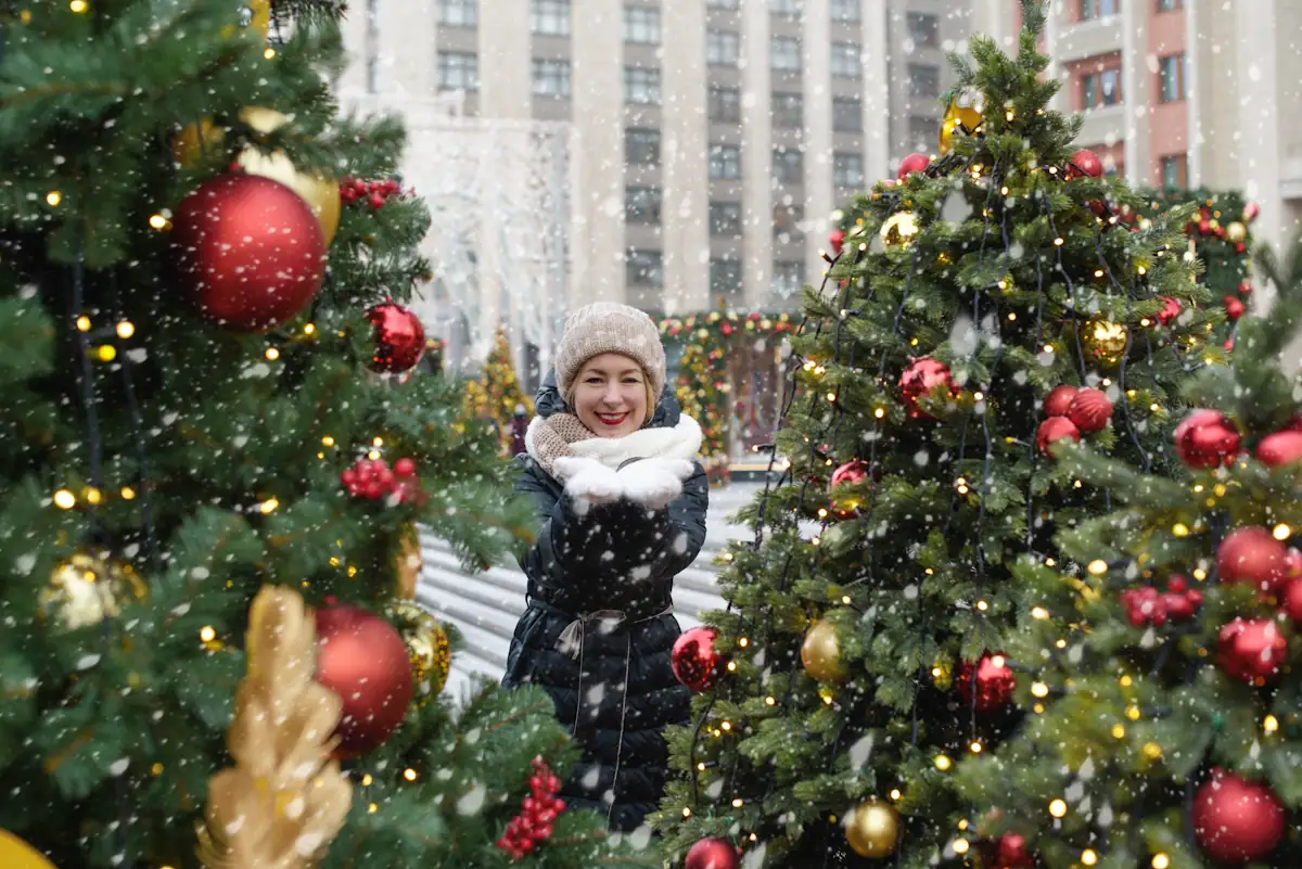 Une femme qui visite times square new york à Noël