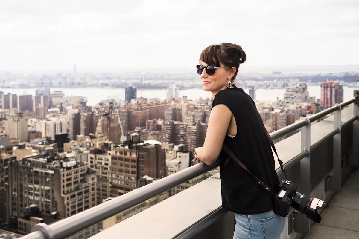 Une femme qui visite New York