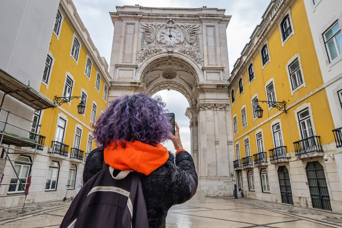 Une jeune femme qui visite Lisbonne en 3 jours