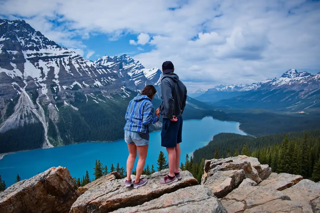 Un couple dans les rocheuses de Canada