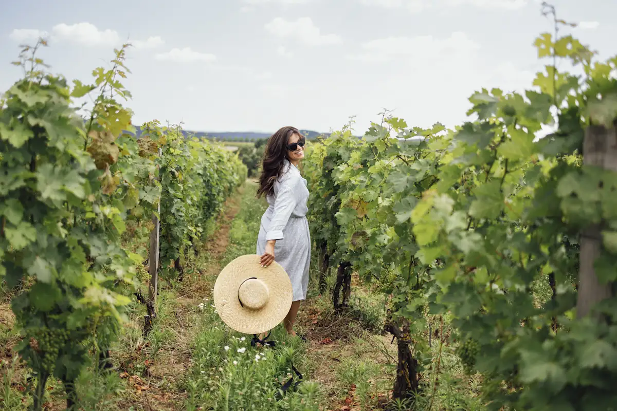 Une femme qui visite vignobles à Dijon