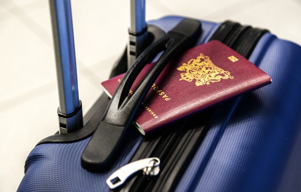 Un passeport sur une valise